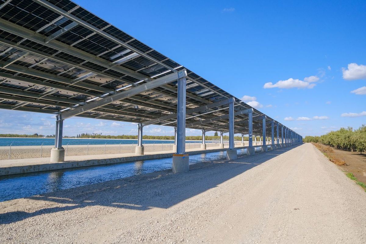 カリフォルニア州の灌漑水路に設置された太陽光発電パネル
