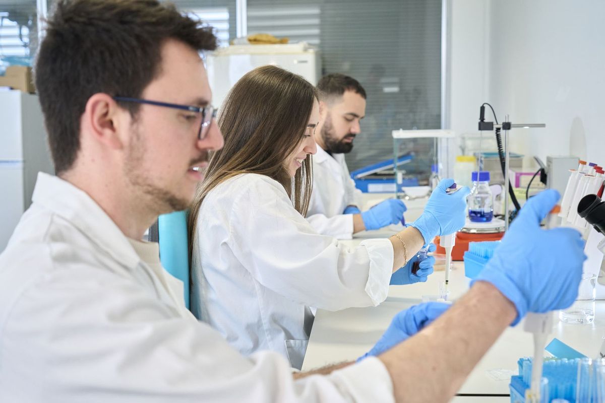 食品ロスを減らすスペイン発のスマートラベルを手にする3人の若手起業家