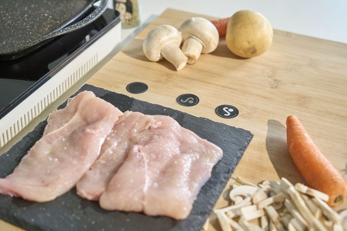 食品ロスを減らすスペイン発のスマートラベルを手にする3人の若手起業家