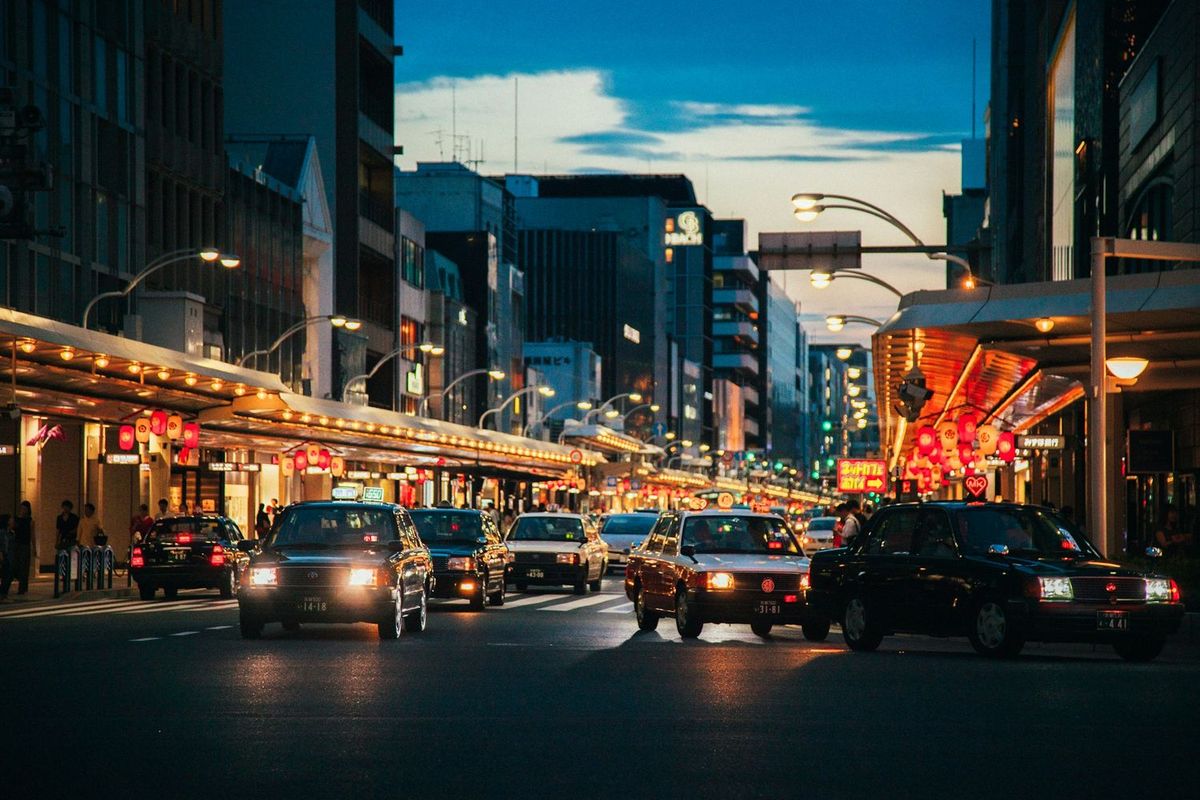 東京の夜の観光地とタクシー