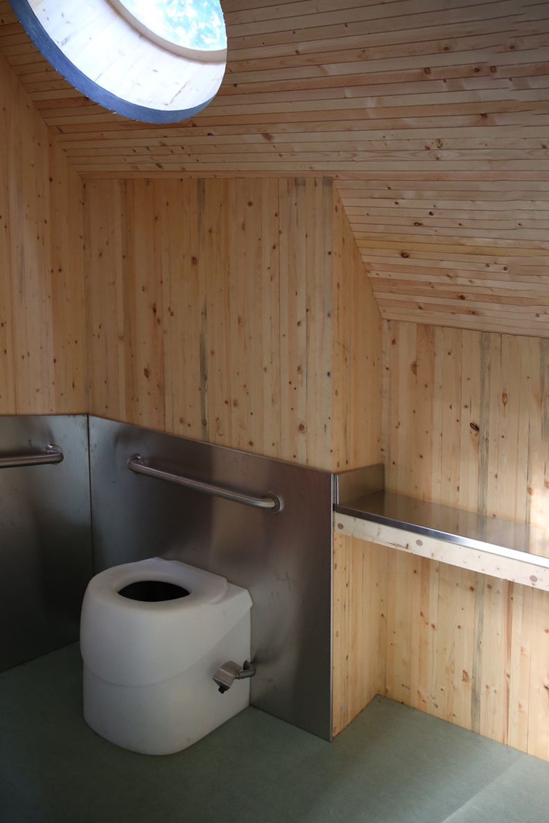 キノコの力を利用した、水を使わないトイレ「MycoToilet」の内部