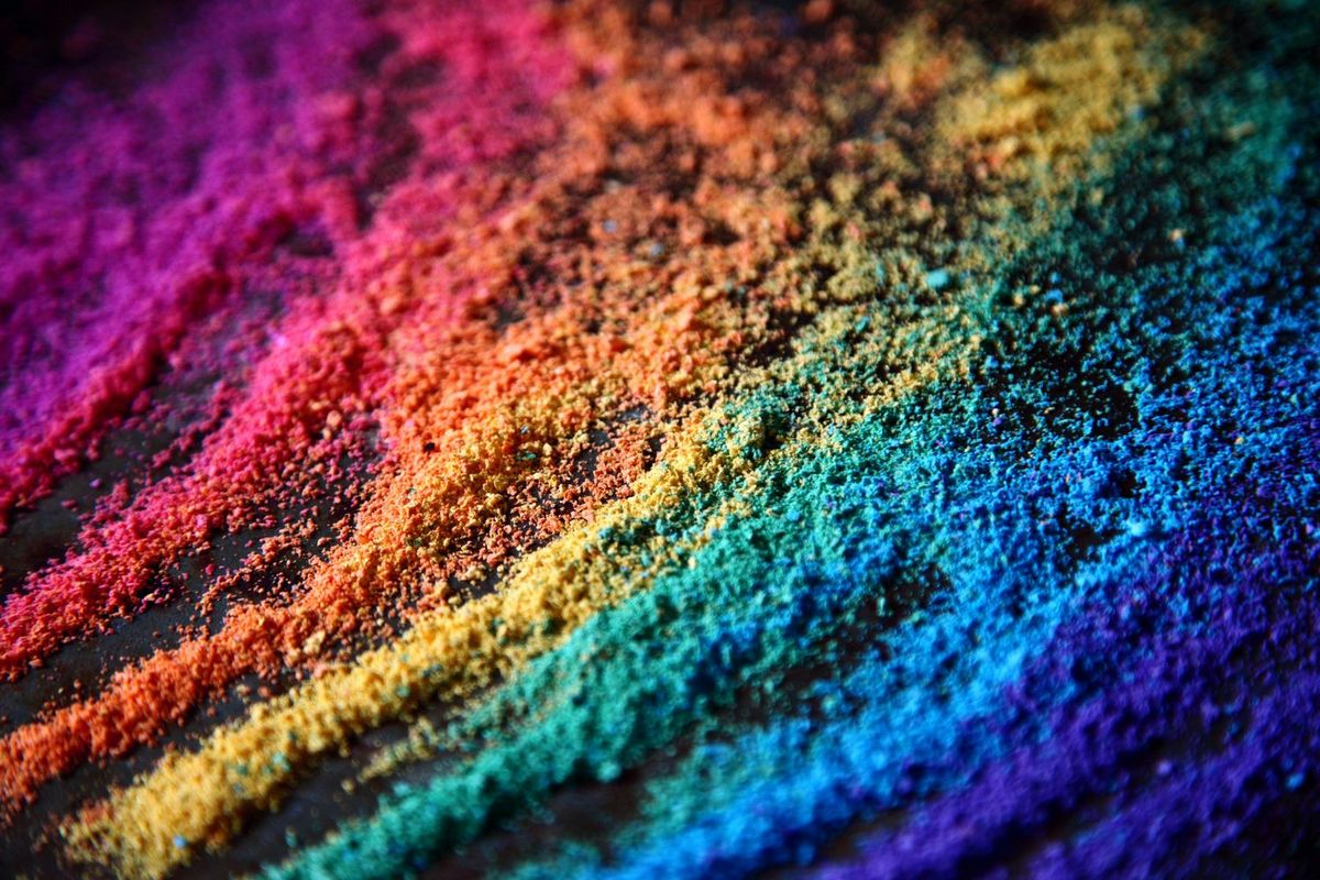 LGBTを象徴するレインボーカラーの砂