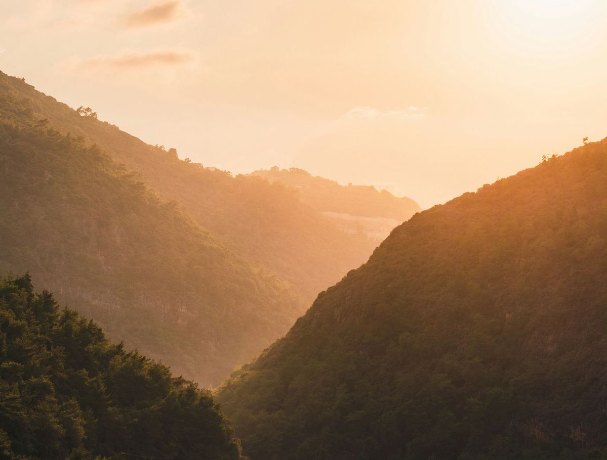 山間と太陽の光
