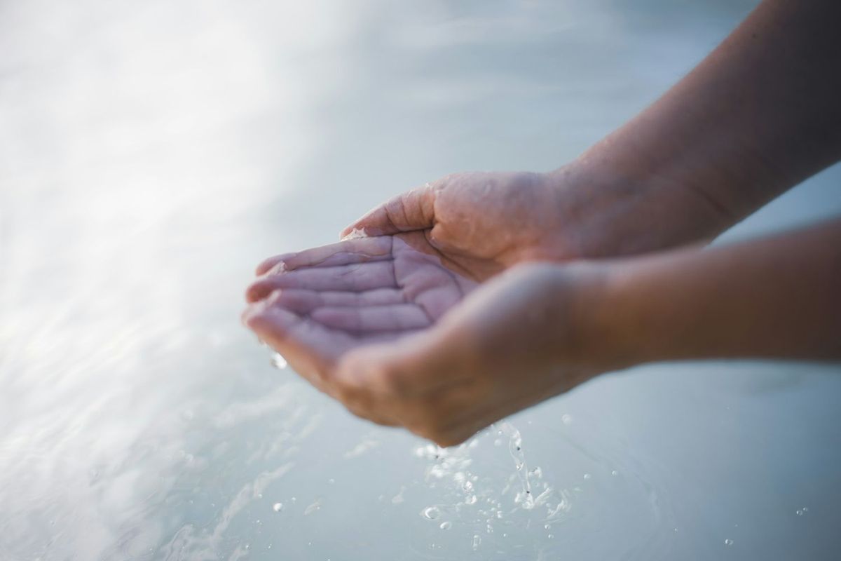 水を手ですくう
