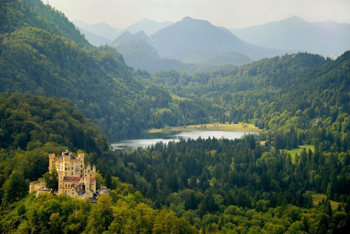 1. 空想物語への没入ファンタジー旅（Romantasy Retreats）