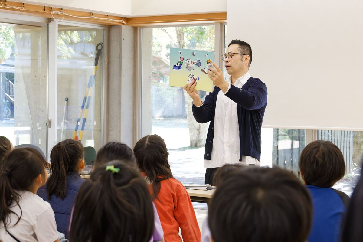 紙芝居を読む奥津氏の写真
