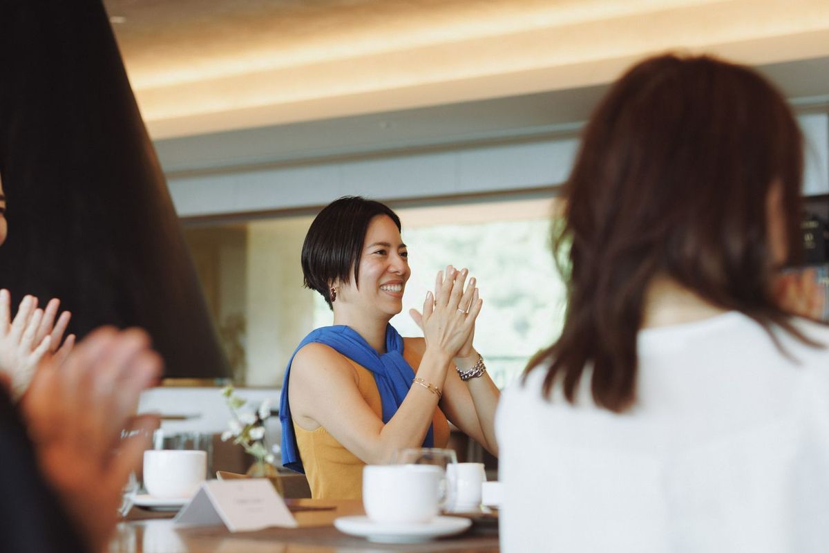 フェアウェルランチに参加するヴェルヌ華子氏の写真