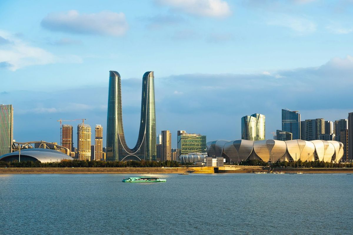 街を背景にした大きな水域