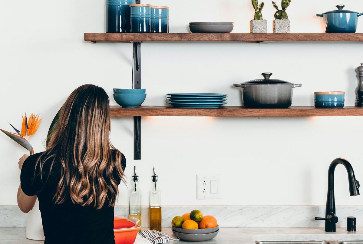 キッチンに立つ女性