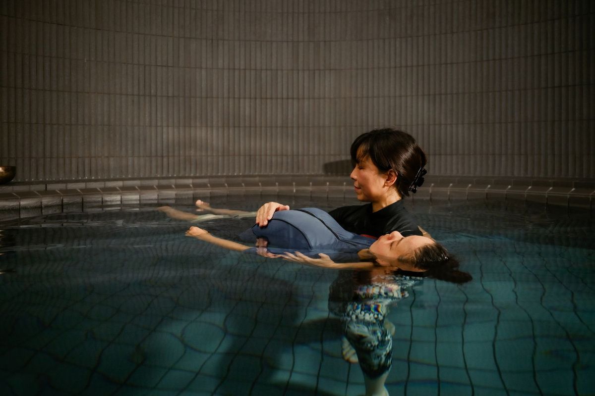 WATSU ／ 水中ボディワークの様子