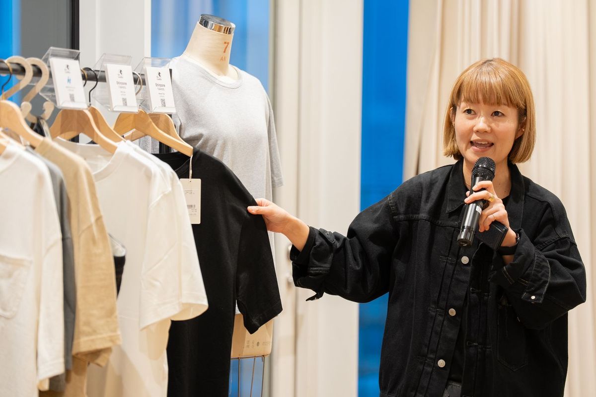 Re-Creation認証取得のtakes.のTシャツを紹介するShinzone 廣瀬氏