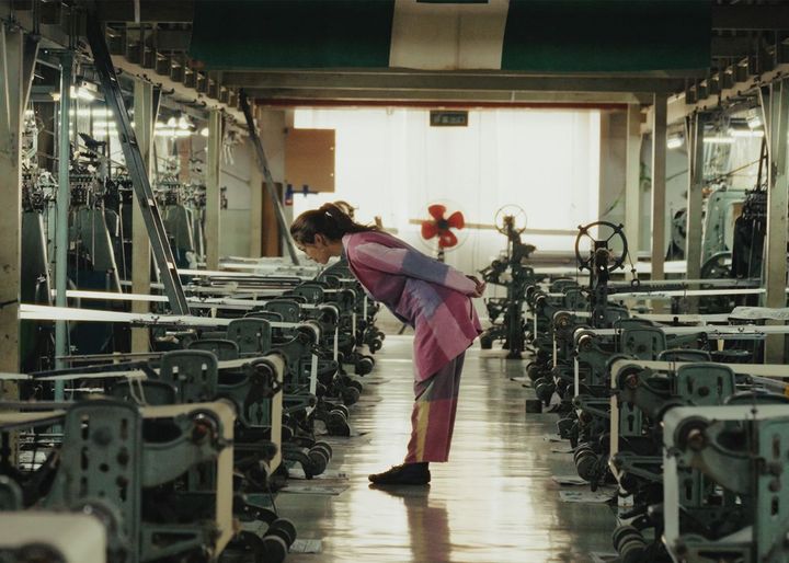 蚕の命を紡ぎ、纏うまでを辿る旅 映画『森を織る。』 | ELEMINIST