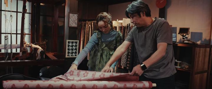 蚕の命を紡ぎ、纏うまでを辿る旅 映画『森を織る。』 | ELEMINIST