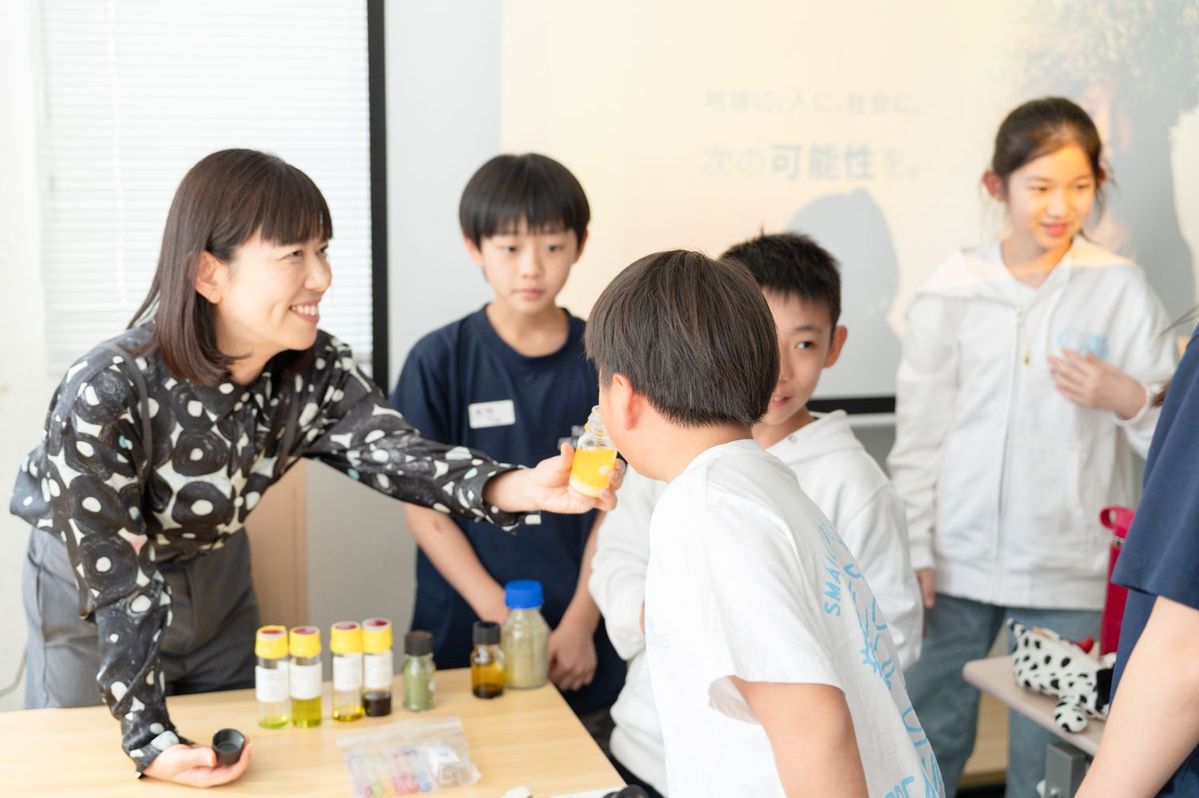 微細藻類からできたというオイルの香りを確認。