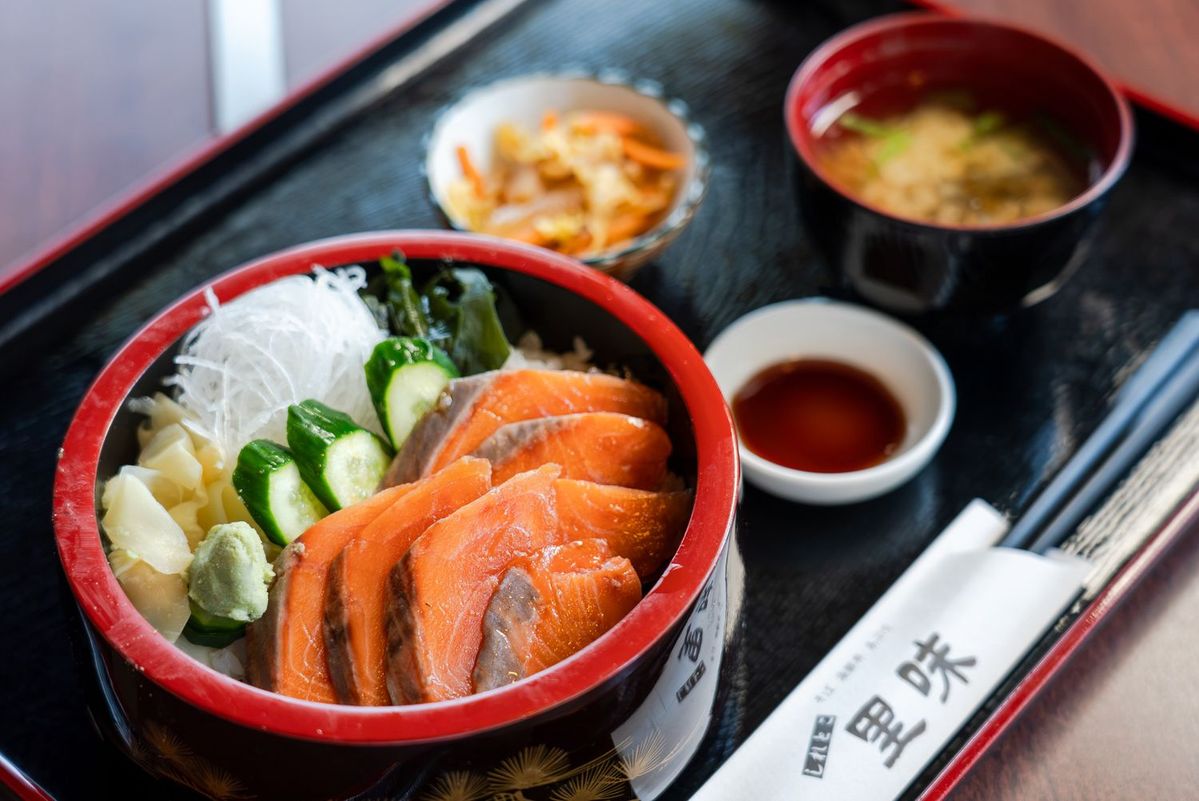 知床のサクラマスの料理