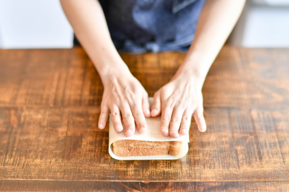 経木でパンを包んだ様子