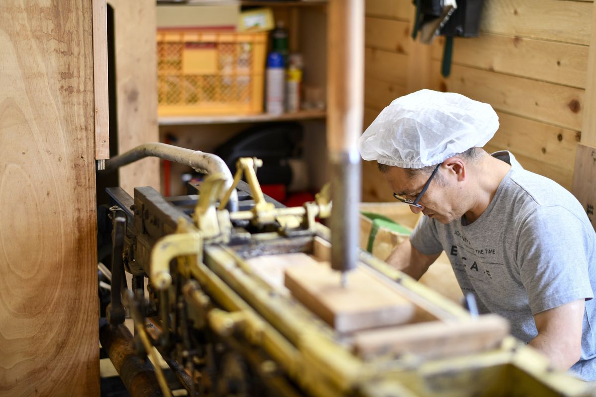 経木を加工する職人