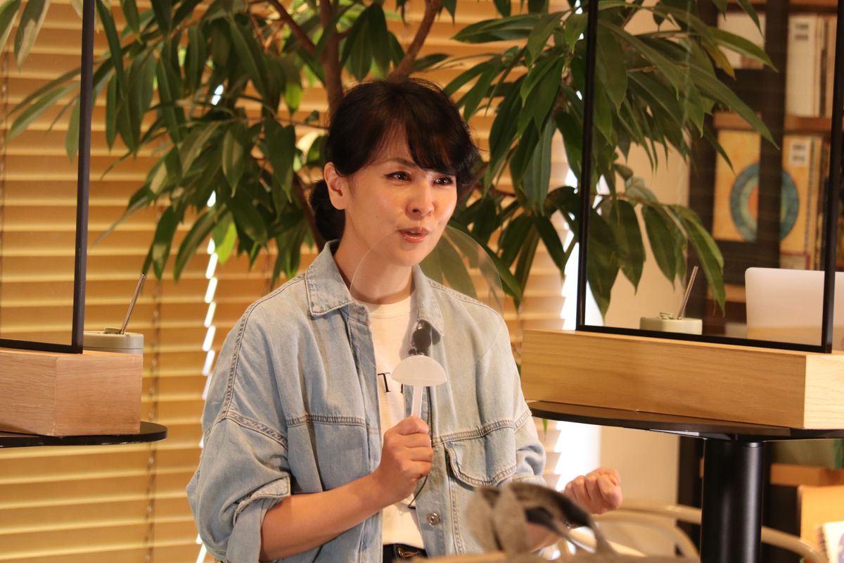 身振り手振りを交えて語る岸紅子さん