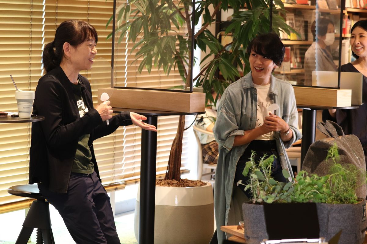 掛け合いをするたいら由以子さんと岸紅子さん