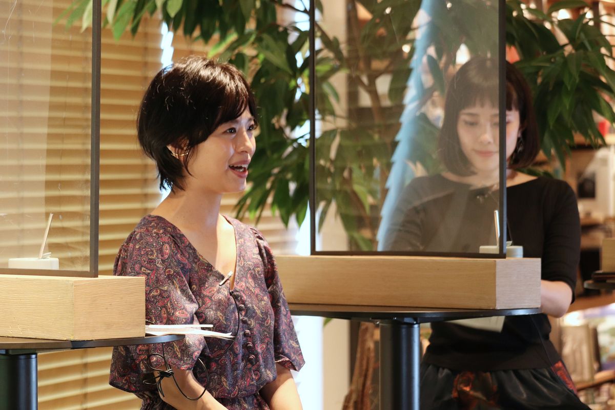 聴衆に向けて語りかける田中菜月さん