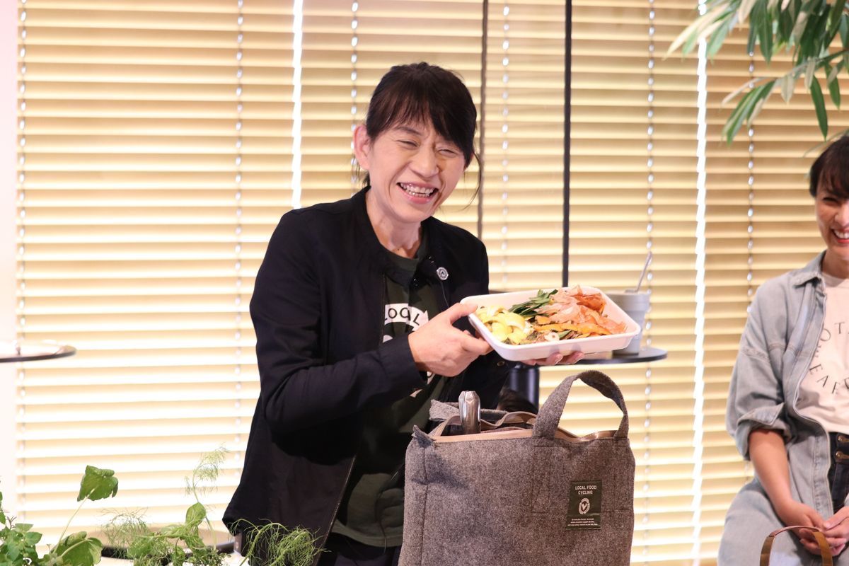 コンポストの実演をするたいら由以子さん