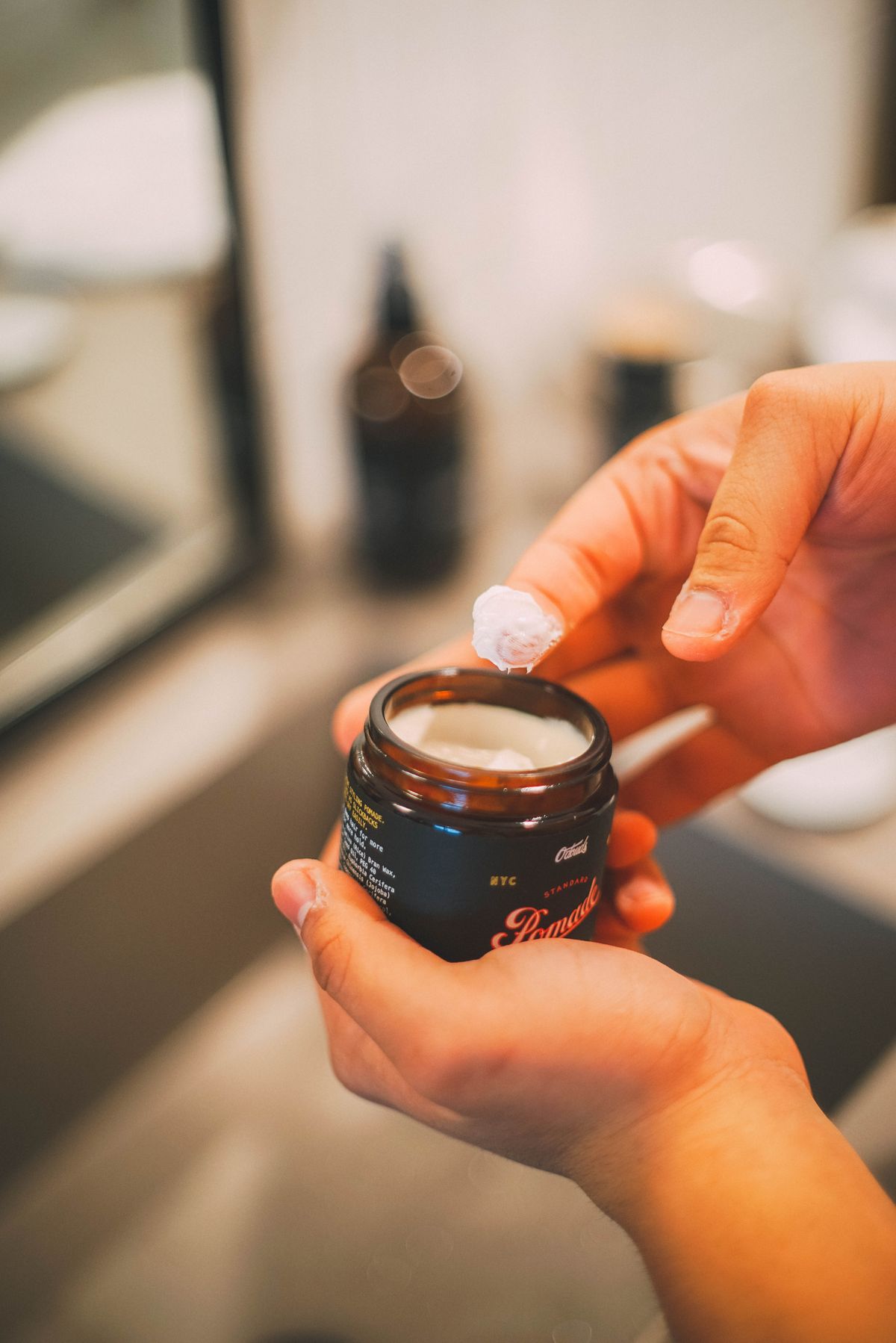 ポマードを使う様子