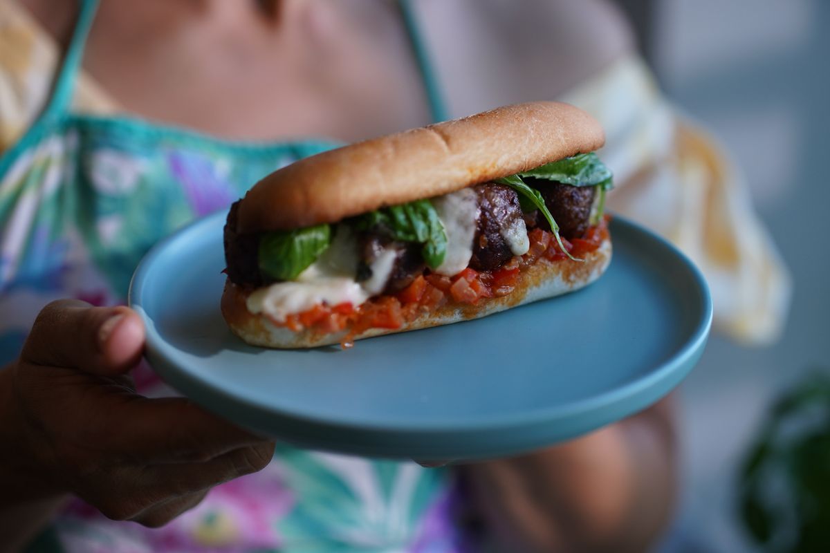 唐辛子を効かせたプラントボールのサンドッチ