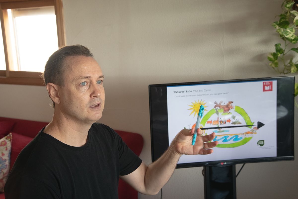 ３つのルールを説明してくれるペオさん