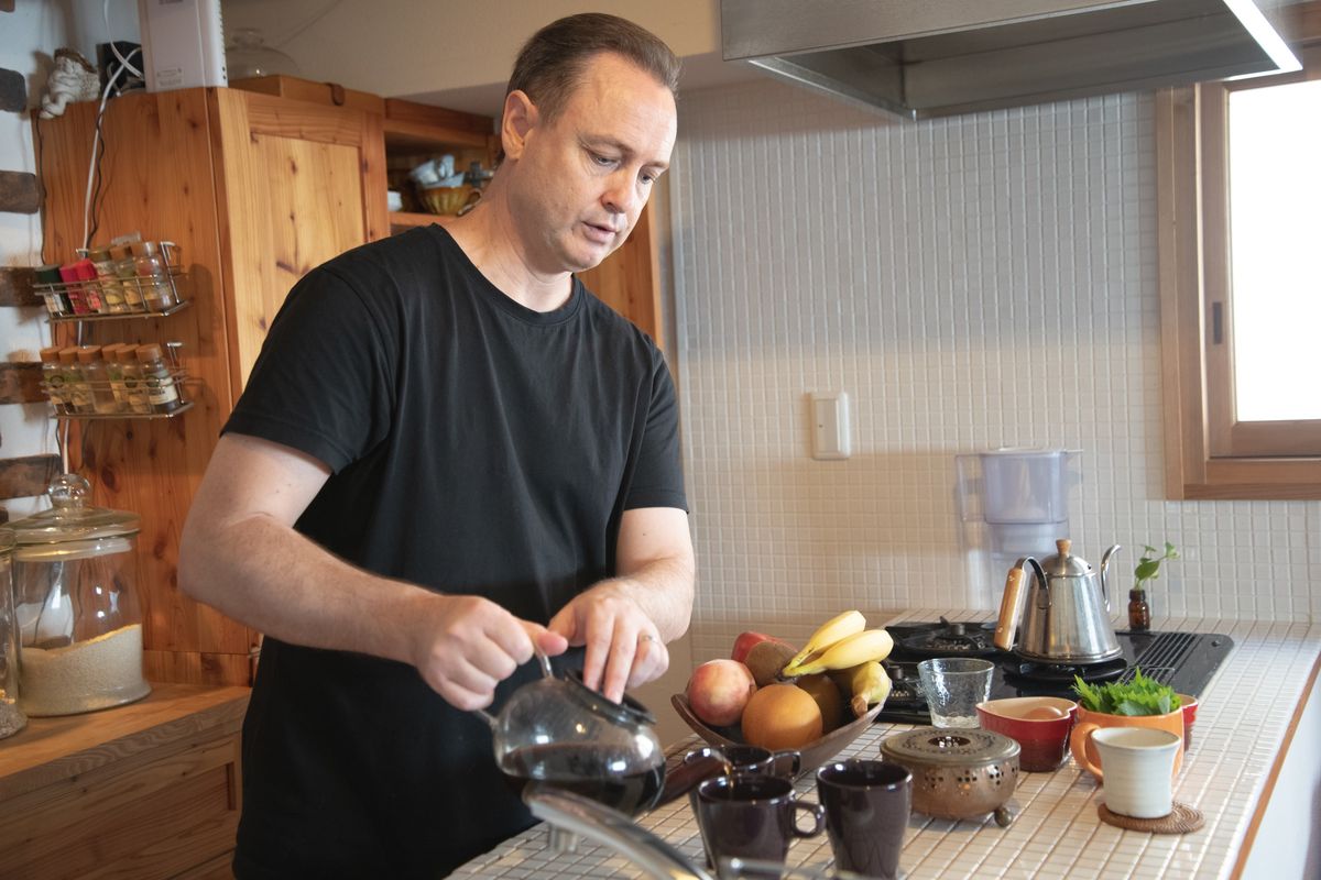 コーヒーを淹れるペオさん