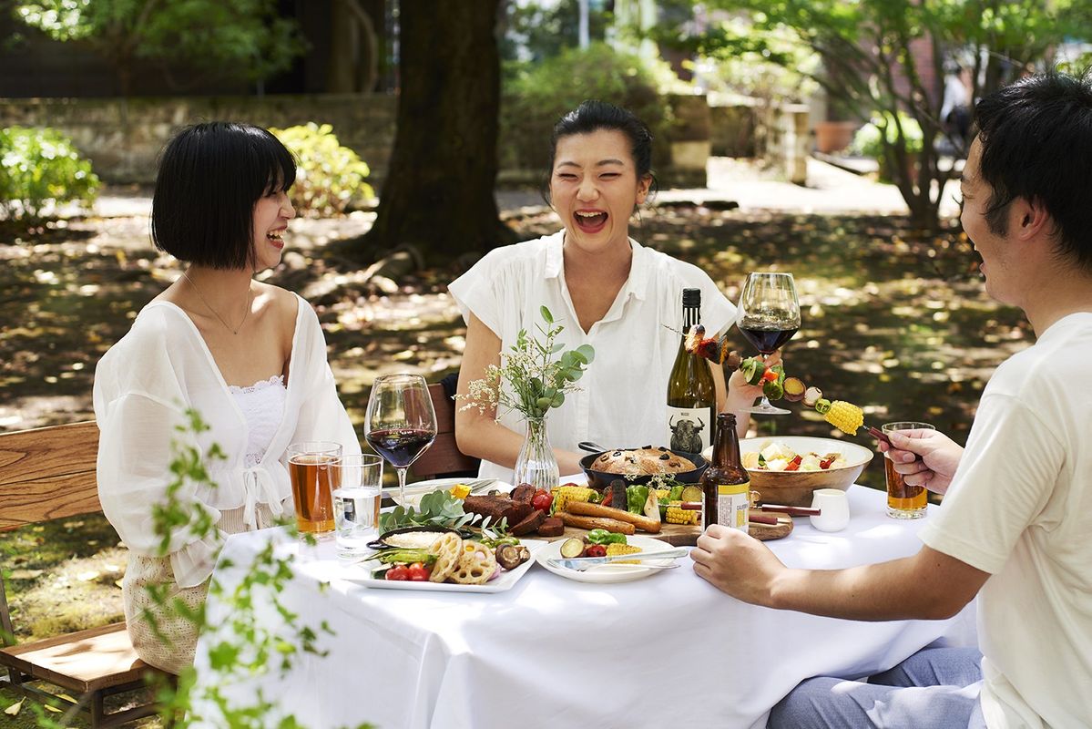 自然のなかでBBQを楽しむ様子