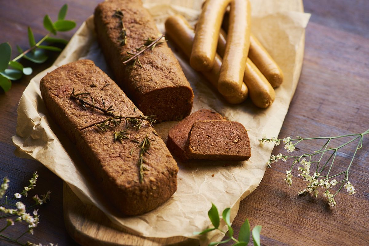 植物性のミートローフとソーセージ