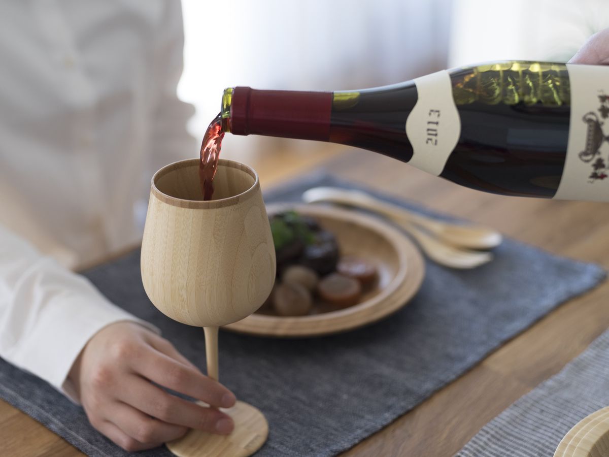 ブルゴーニュにワインを注ぐ様子