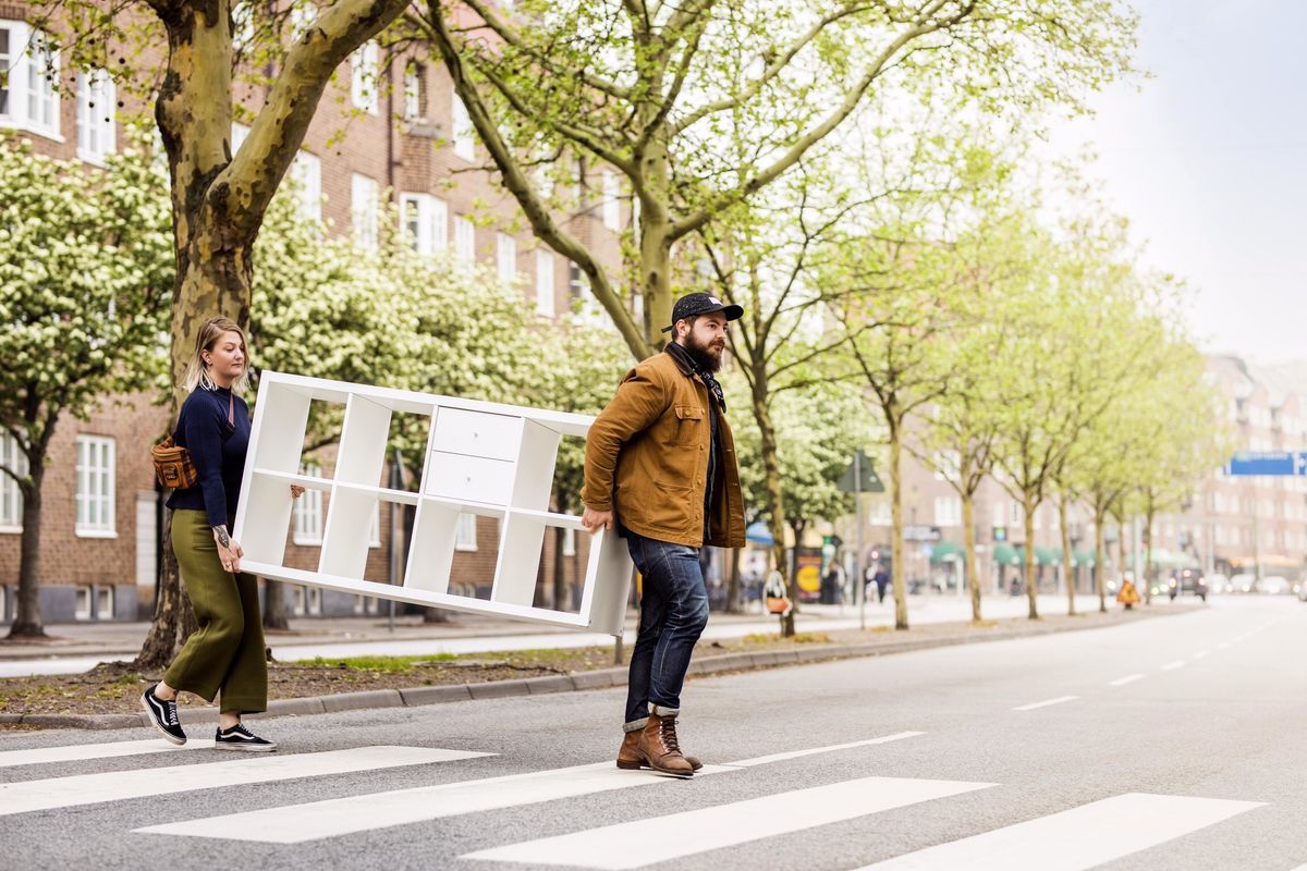 中古家具を運ぶ男女