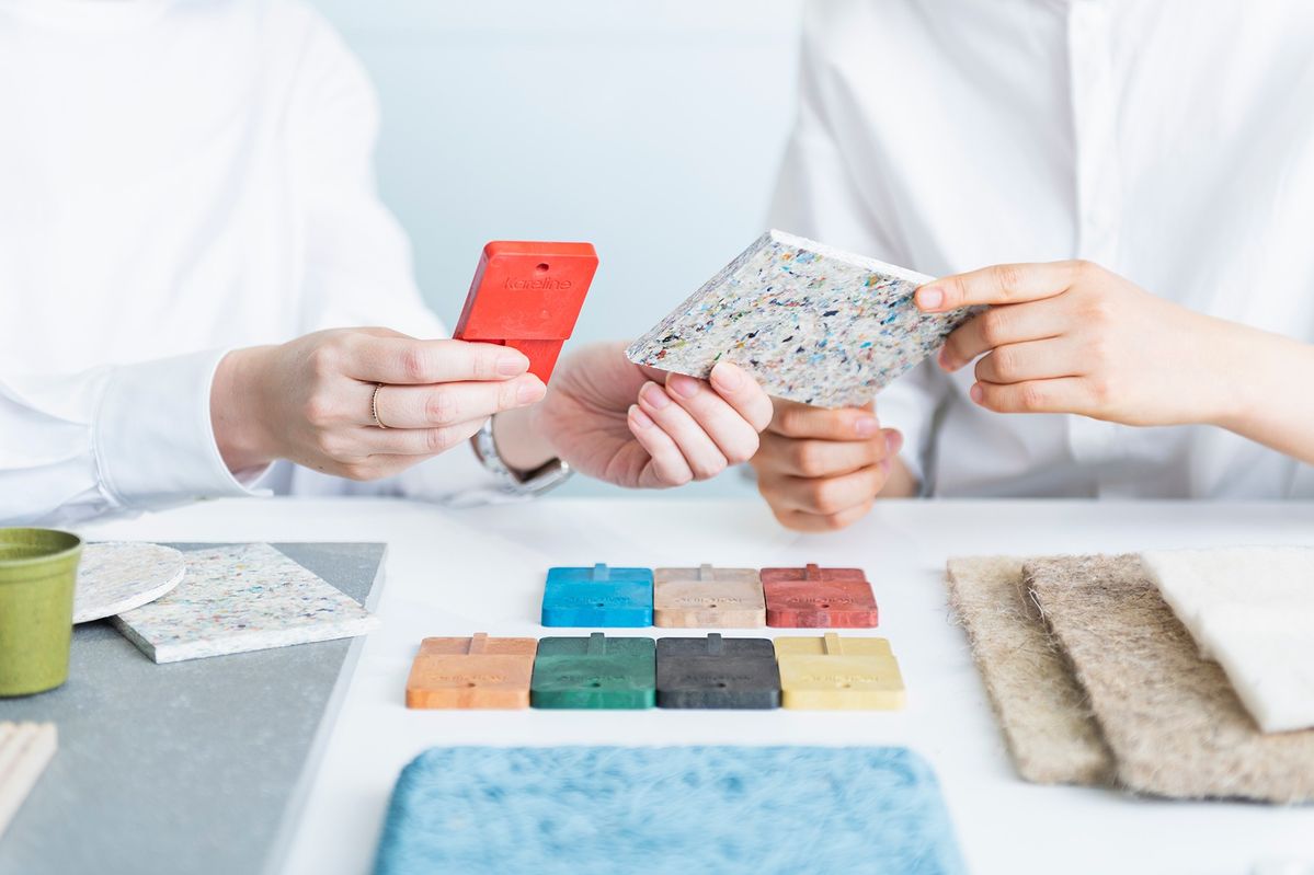 素材を手に取る様子