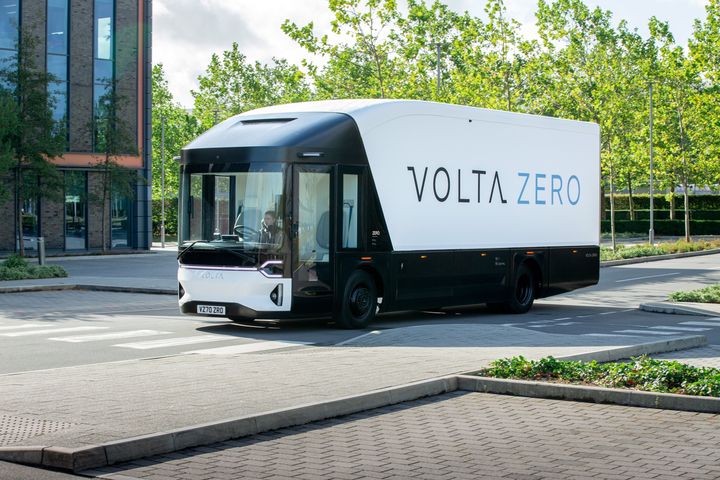 死亡事故を減らす革新的な電動トラック「Volta Zero」誕生 車体に隠