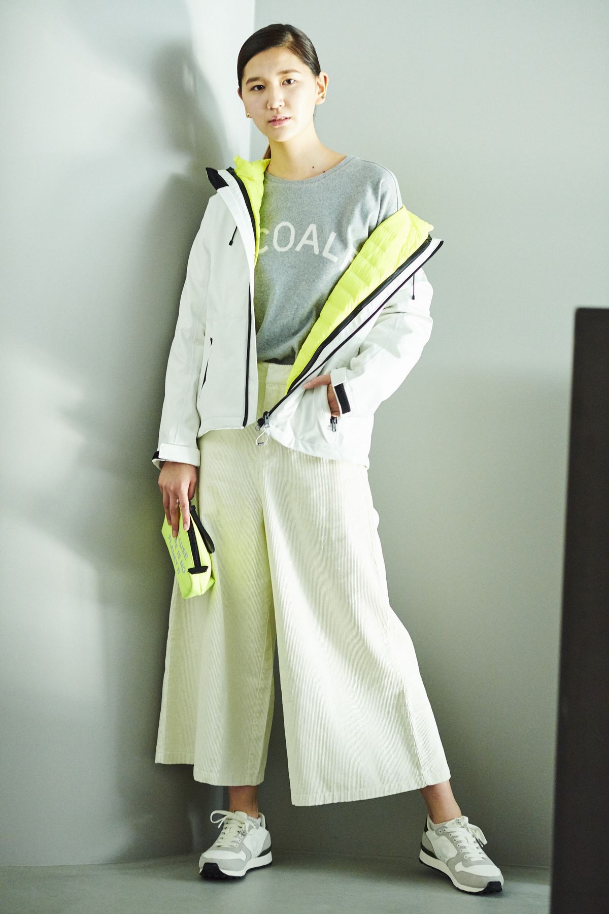 ECOALFのジャケットを着た女性