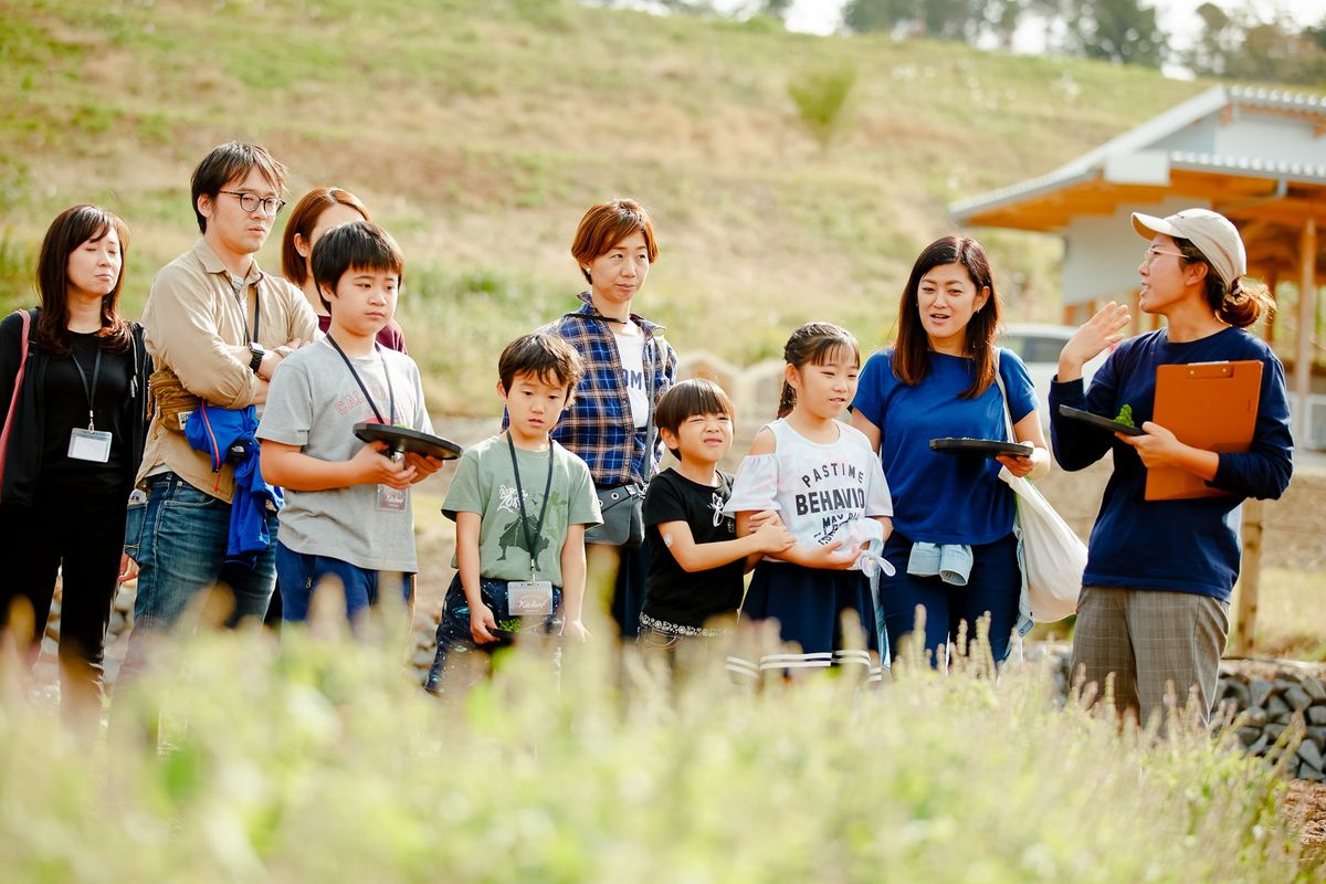 ファームツアーに参加する人たち