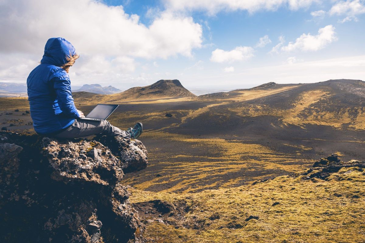 崖の上でZERO PCを操作する人