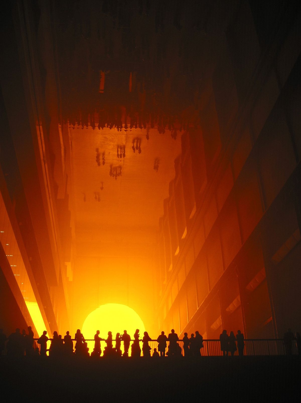 《ウェザー・プロジェクト》  © 2003 Olafur Eliasson
