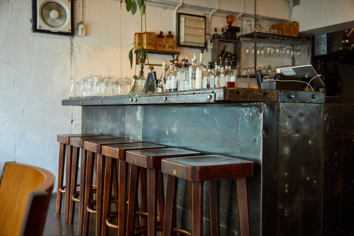 船の鉄板でつくられたカウンター席のテーブル