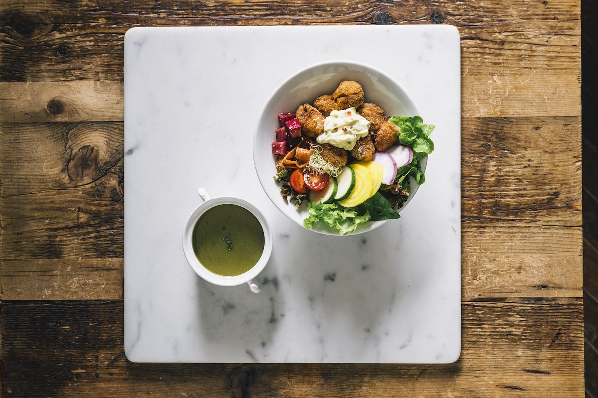 LAPAZのジューシーなソイミートの唐揚げと野菜たっぷりの丼ぶり「ソイカラ丼」とセットのスープ