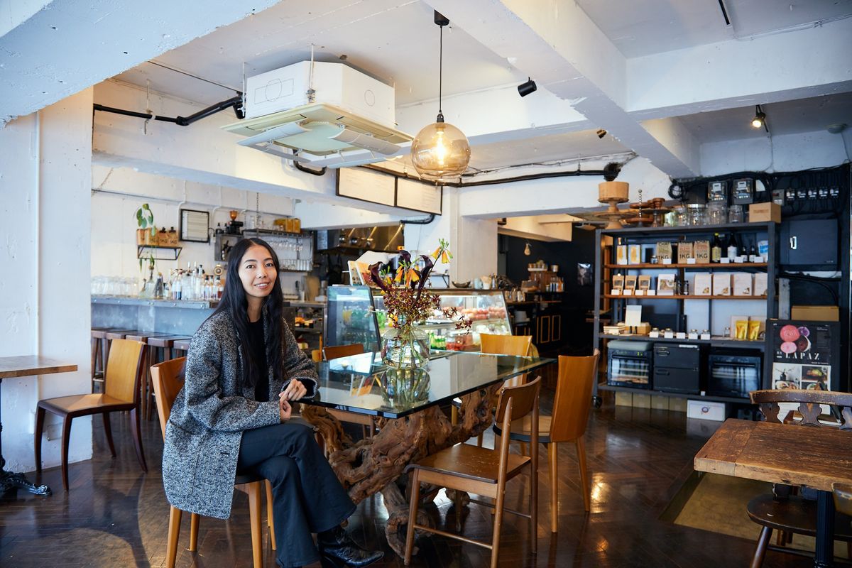 ORGANIC TABLE BY LAPAZ 店内の椅子に座る大田由香梨さん