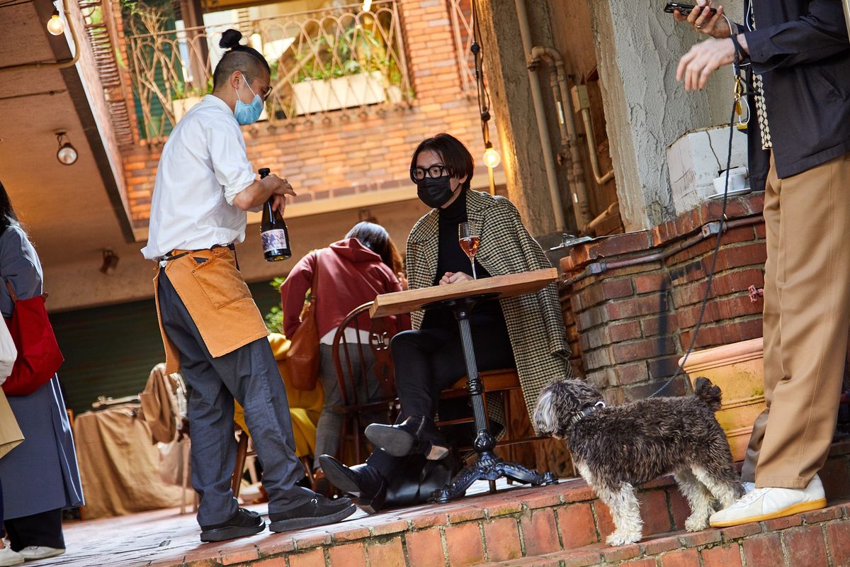 LAPAZ最終日 ガーデンでワインを注文するお客さんとサーブするスタッフ