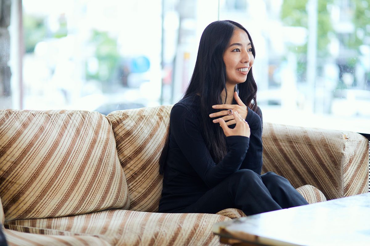 インタビュー中の大田由香梨さん