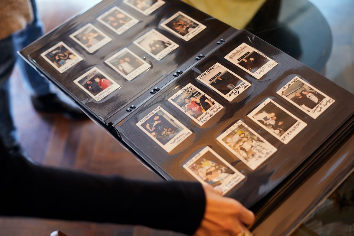 お客さんの写真を集めたアルバム