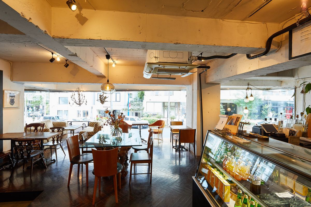 ORGANIC TABLE BY LAPAZ 窓側の店内の様子