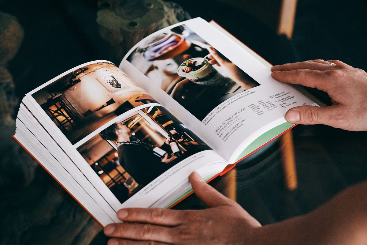 『Plant-based Tokyo 東京ベジ帖』の本を開いている様子