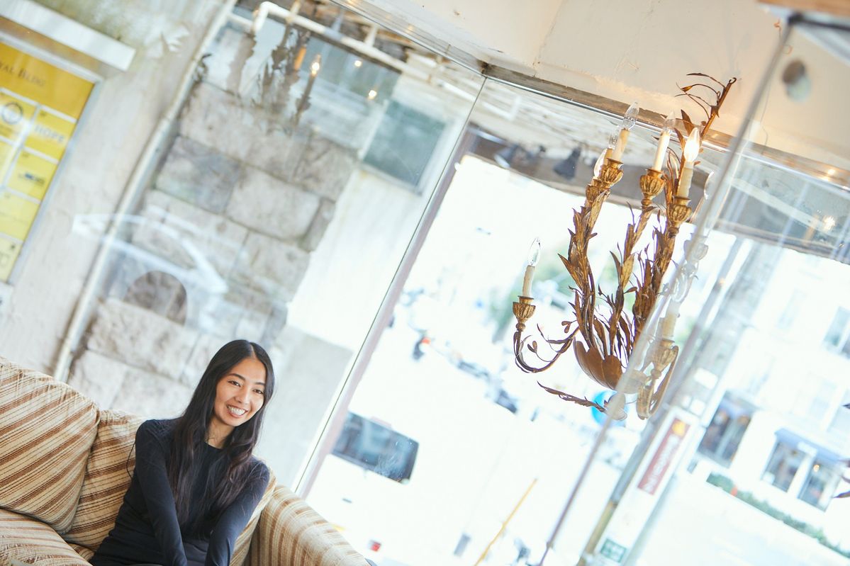 インタビュー中の大田由香梨さん