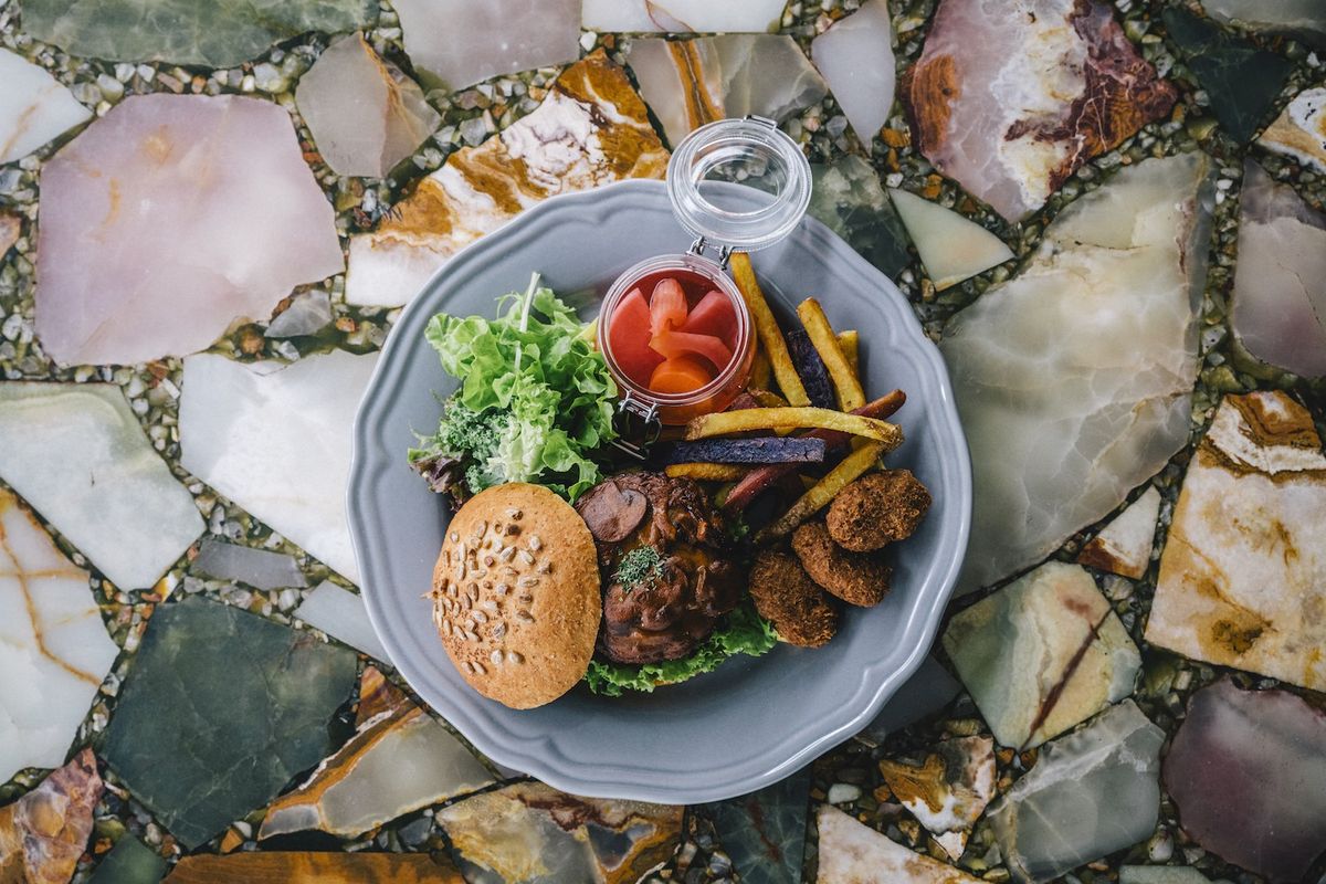 テーブルの上に置かれたラパスバーガー