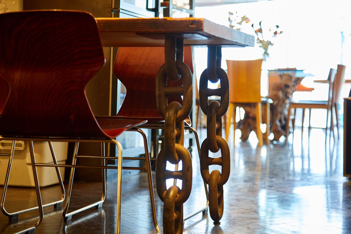 造船所でつくられた船の鎖を脚にしたテーブル